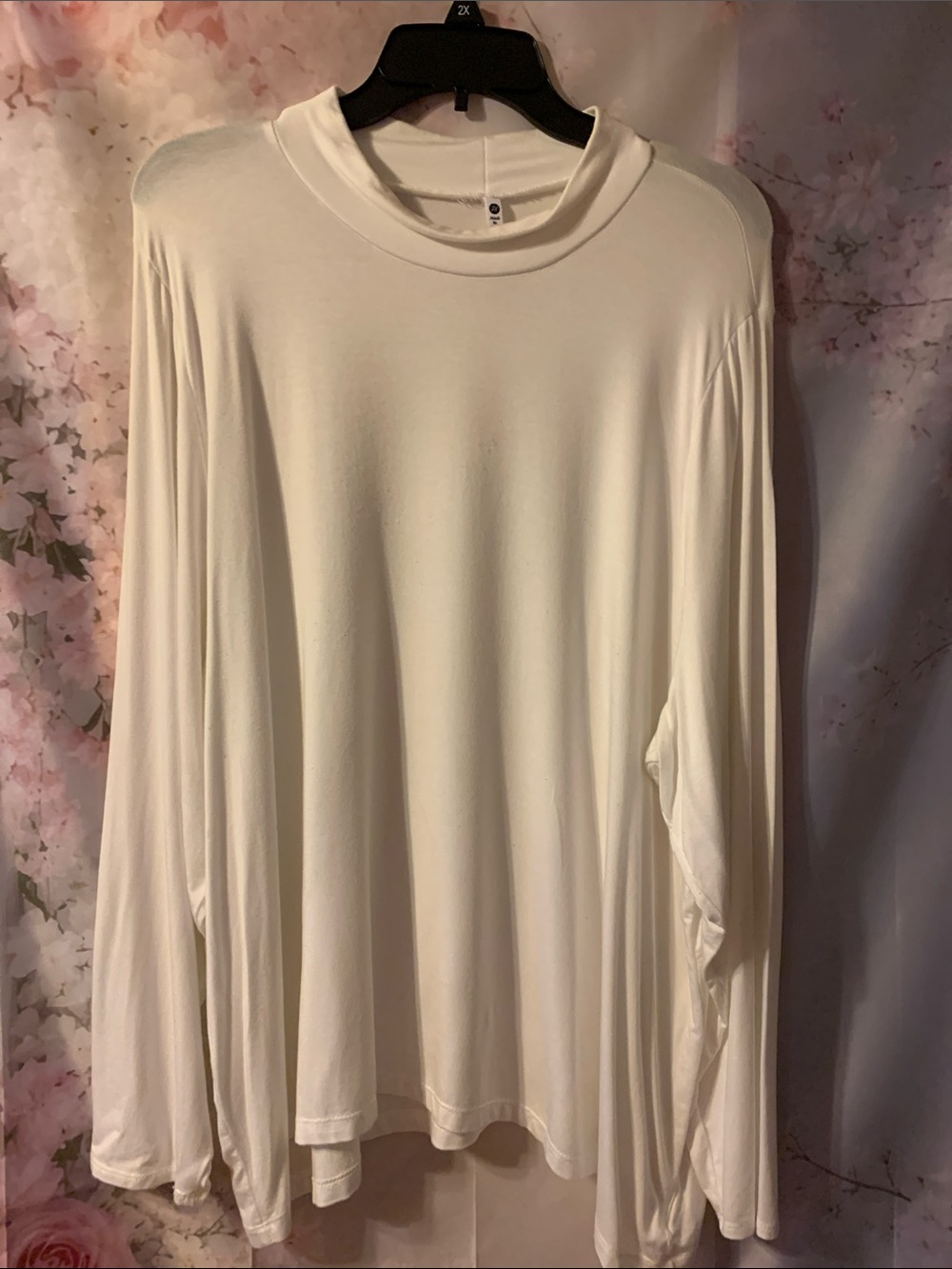 Leo & Nicole White Long-Sleeve Lightweight Top